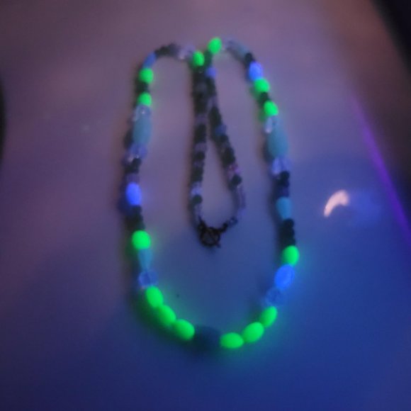 Art Deco Fluorescent UV Glows Faux Green Jade Malachite Glass Necklace 28" - Picture 8 of 9